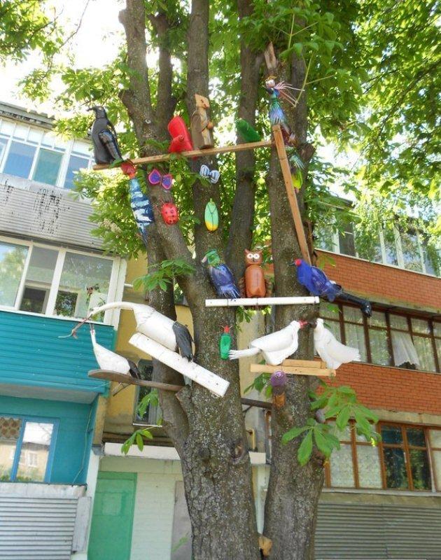 Красивый двор из мусора (23 фото)