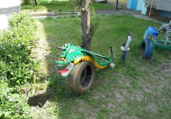 Красивый двор из мусора (23 фото)