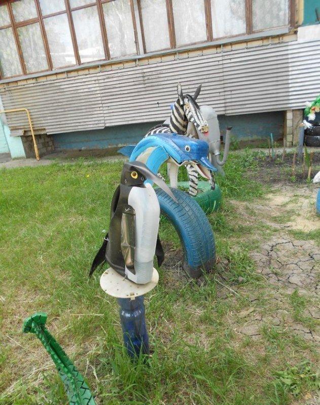 Красивый двор из мусора (23 фото)