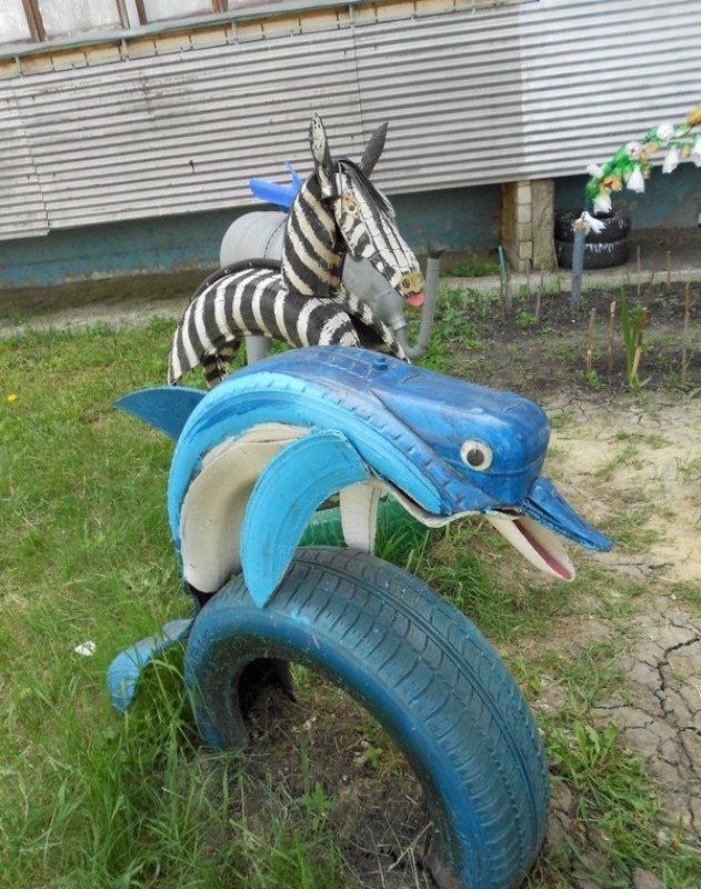Красивый двор из мусора (23 фото)