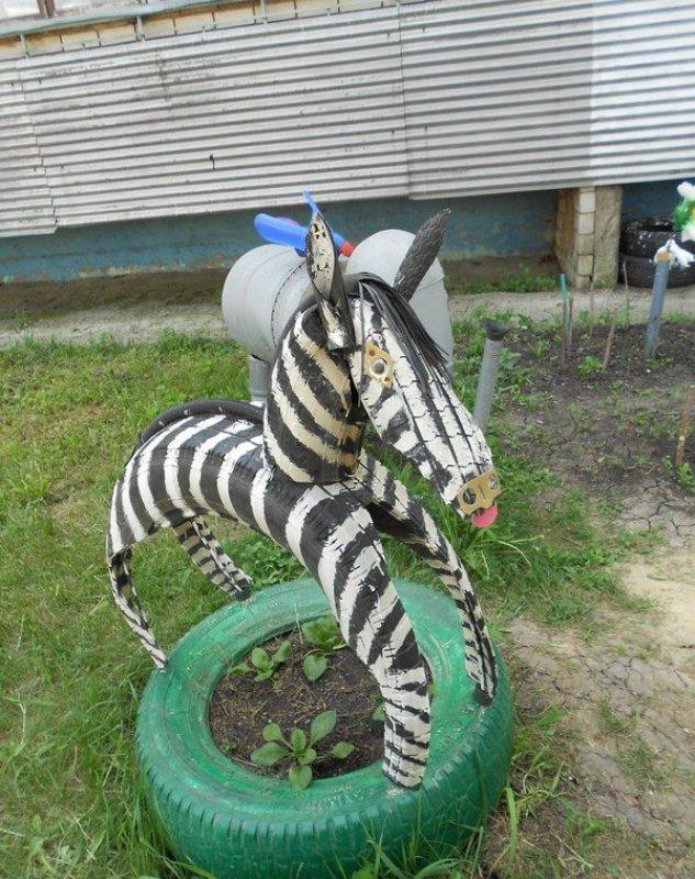 Красивый двор из мусора (23 фото)