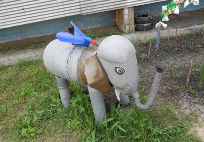 Красивый двор из мусора (23 фото)