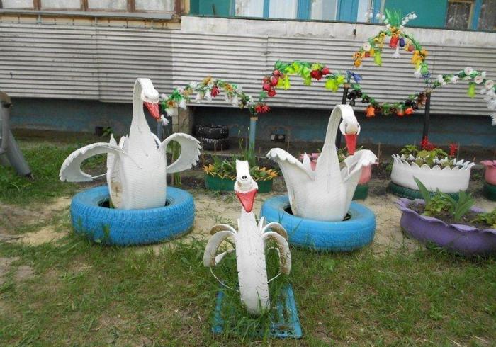 Красивый двор из мусора (23 фото)