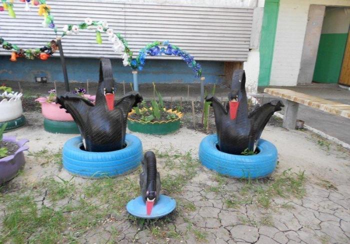 Красивый двор из мусора (23 фото)