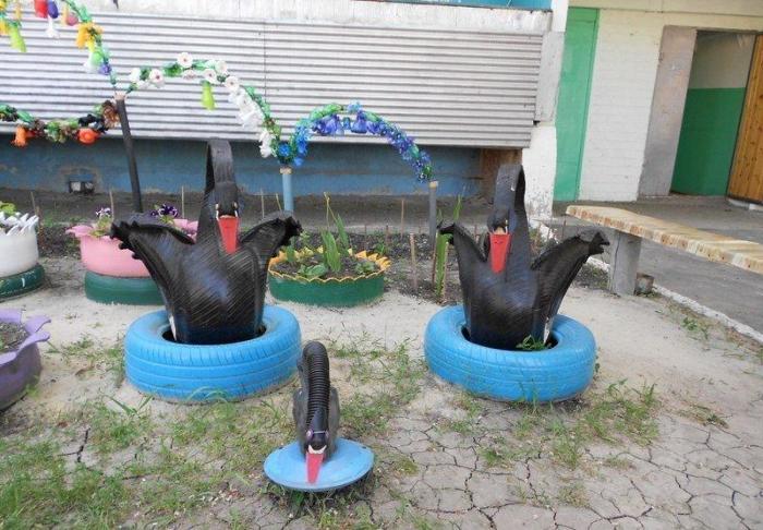 Красивый двор из мусора (23 фото)