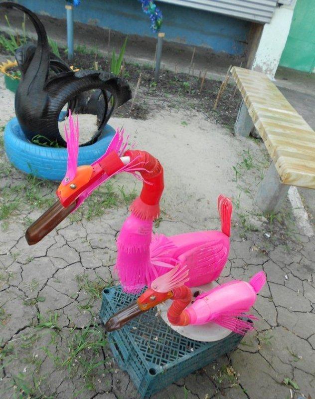 Красивый двор из мусора (23 фото)