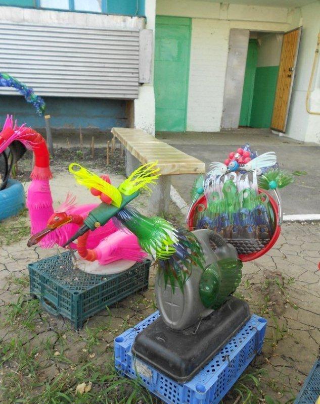 Красивый двор из мусора (23 фото)