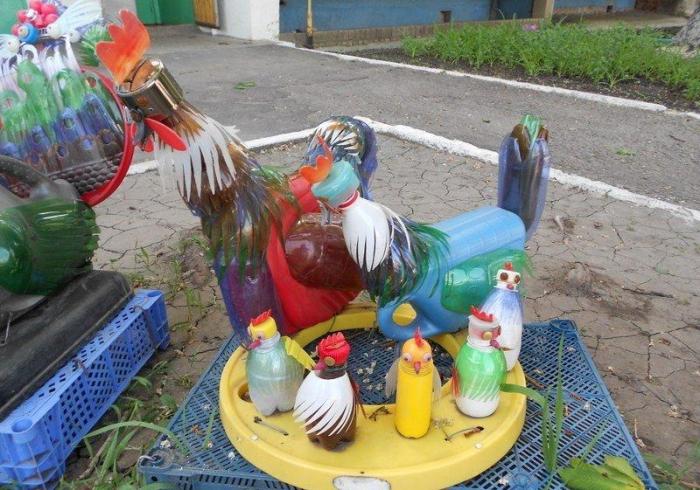 Красивый двор из мусора (23 фото)