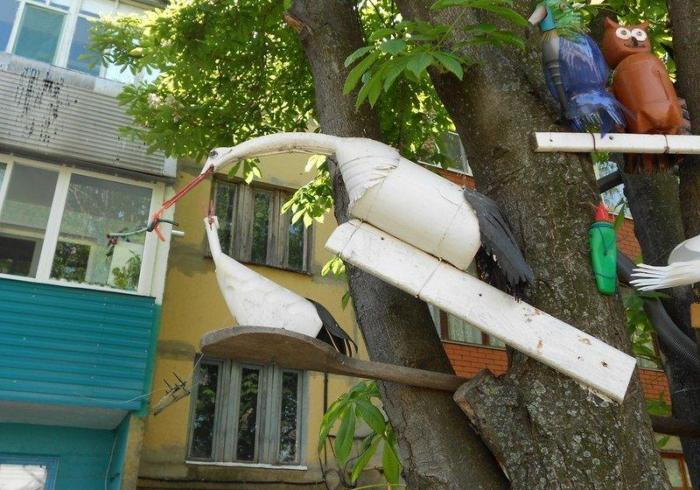 Красивый двор из мусора (23 фото)