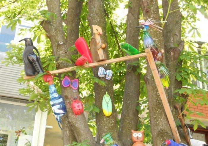 Красивый двор из мусора (23 фото)