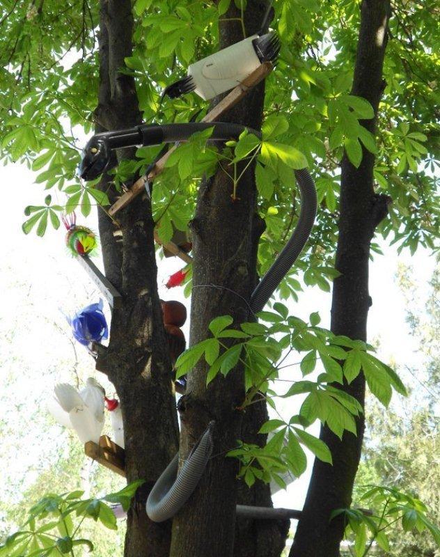 Красивый двор из мусора (23 фото)