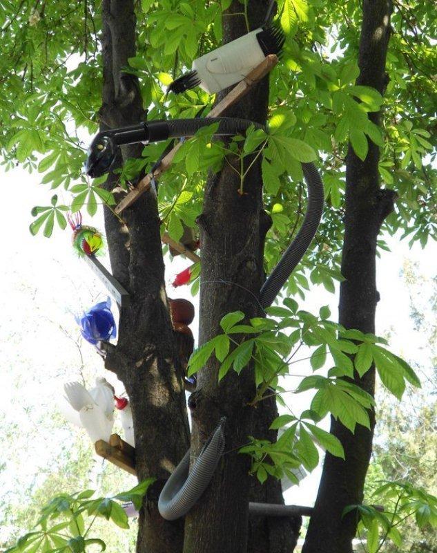 Красивый двор из мусора (23 фото)