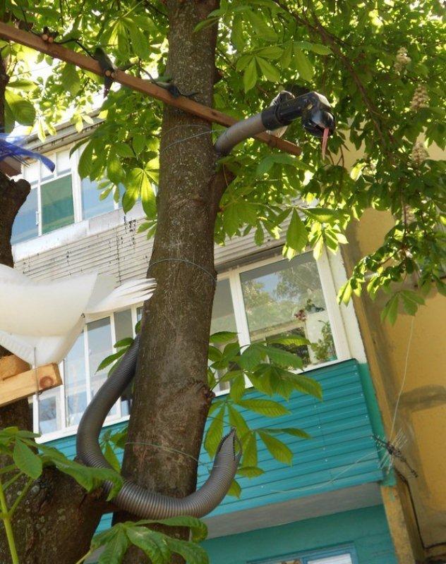 Красивый двор из мусора (23 фото)