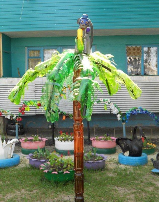 Красивый двор из мусора (23 фото)
