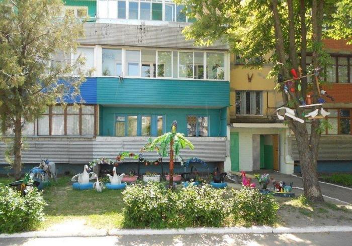 Красивый двор из мусора (23 фото)