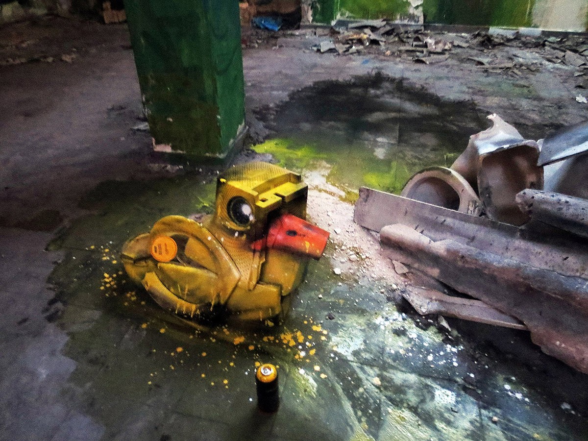 Стрит-арт сделанных целиком из мусора