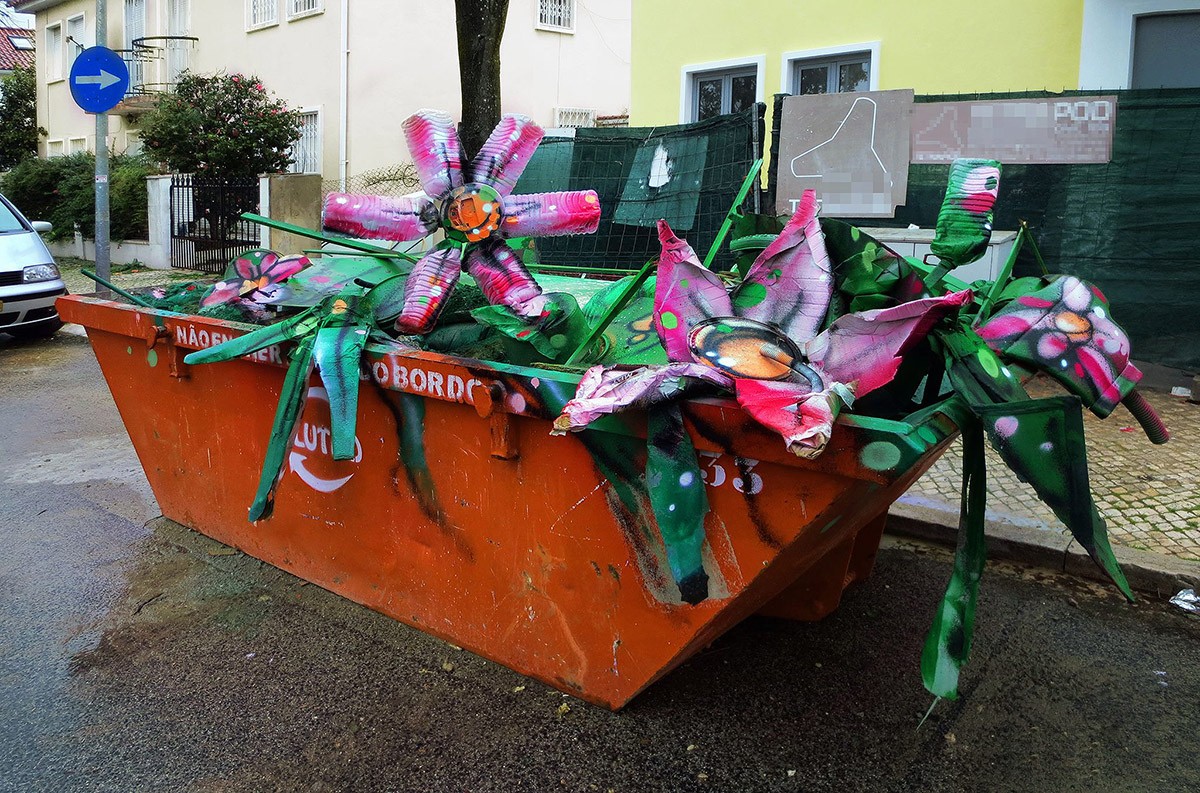 Стрит-арт сделанных целиком из мусора