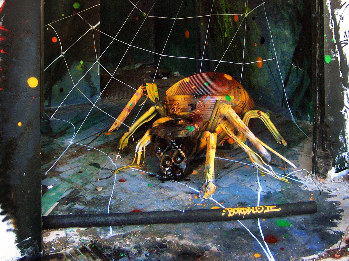 Стрит-арт сделанных целиком из мусора