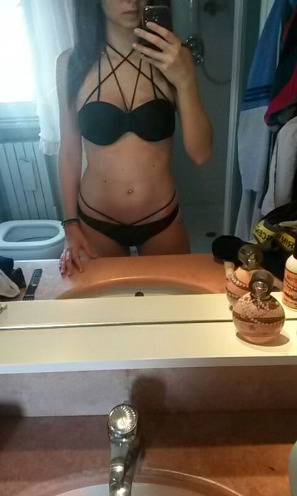 Девушки хвастаются своими покупками