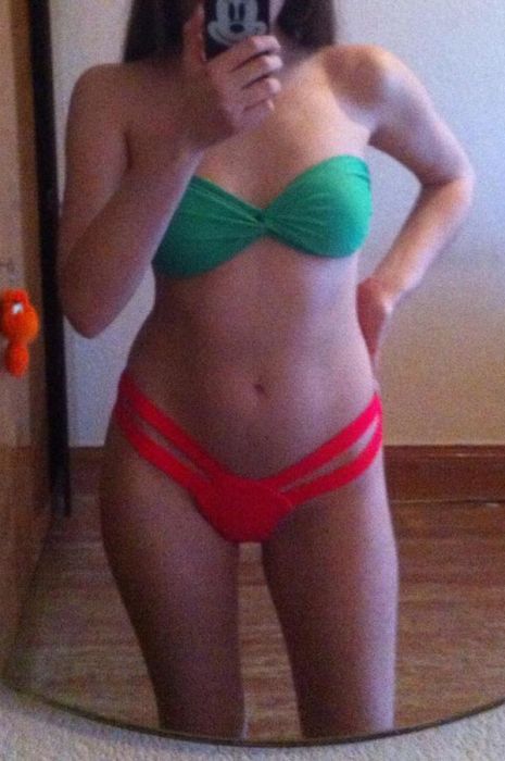 Девушки хвастаются своими покупками