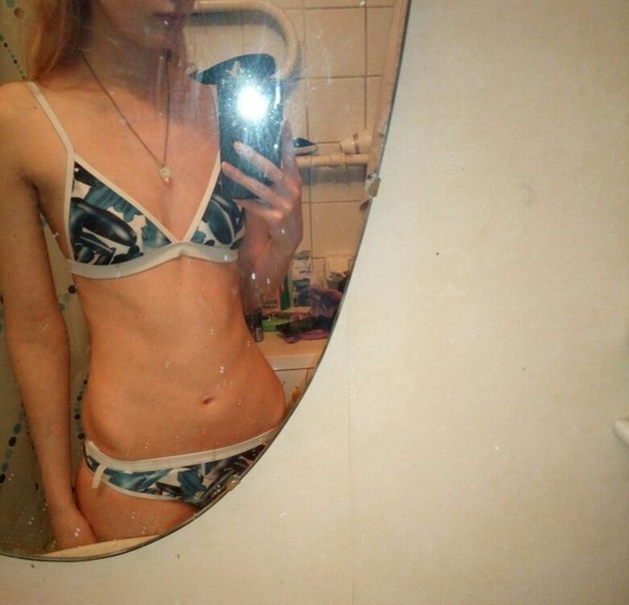 Девушки хвастаются своими покупками