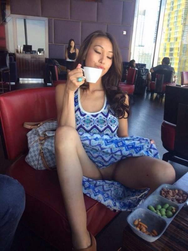 Девушки без трусиков, под юбкой