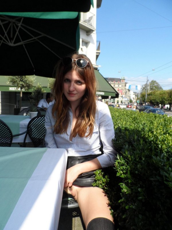 Девушки без трусиков, под юбкой