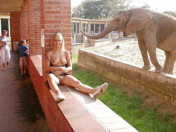 Девушки без трусиков, под юбкой