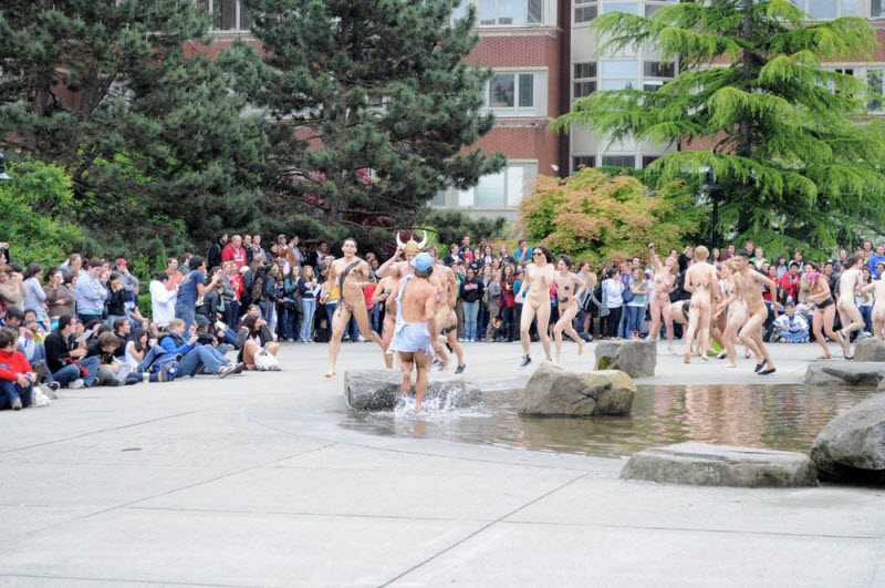 Голые студенческие развлечения (18+) 