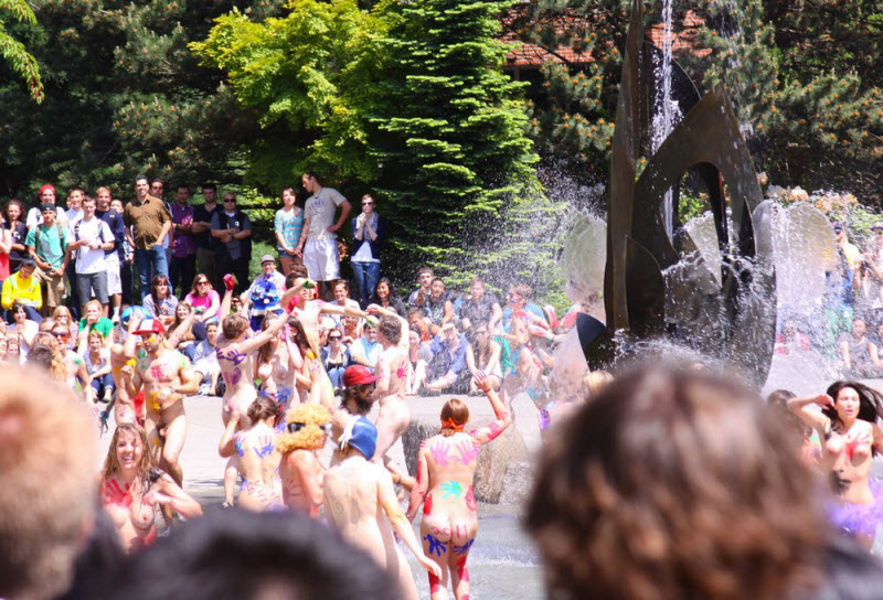 Голые студенческие развлечения (18+) 