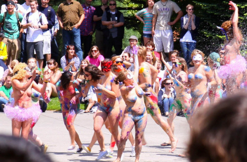 Голые студенческие развлечения (18+) 