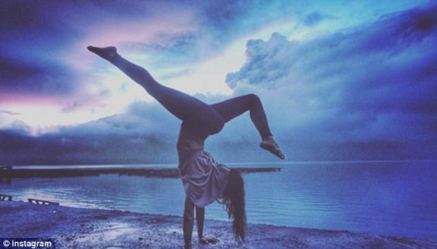 Фотографии туристов на фоне проснувшегося вулкана Агунг Фотографии туристов на фоне проснувшегося вулкана Агунг