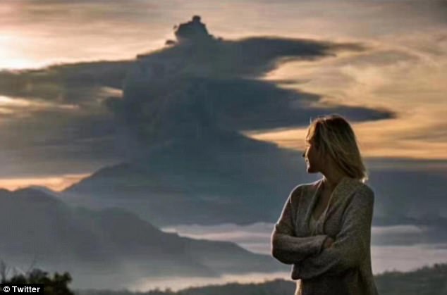 Фотографии туристов на фоне проснувшегося вулкана Агунг Фотографии туристов на фоне проснувшегося вулкана Агунг