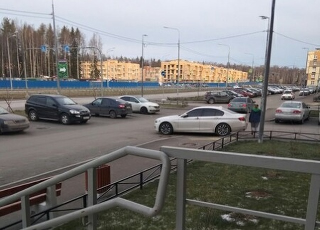 Уровень парковки - царь на BMW