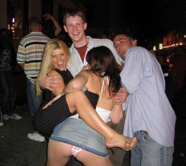 Девушки отрываются