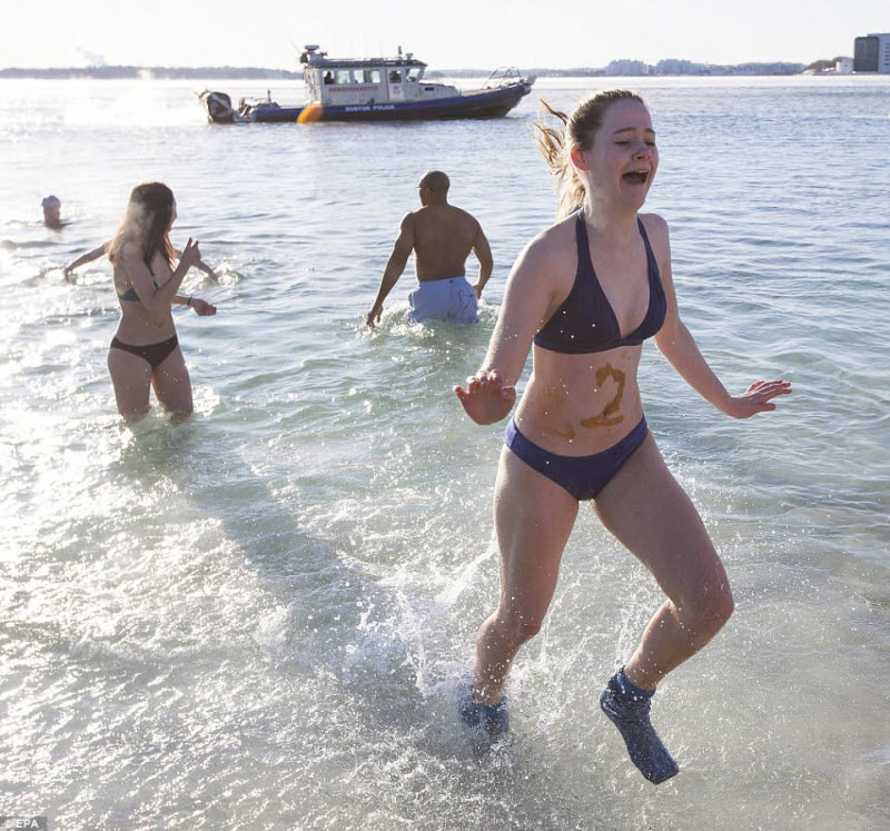 Новогодние купания в разных странах мира