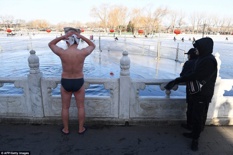 Новогодние купания в разных странах мира