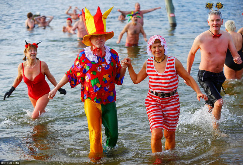Новогодние купания в разных странах мира