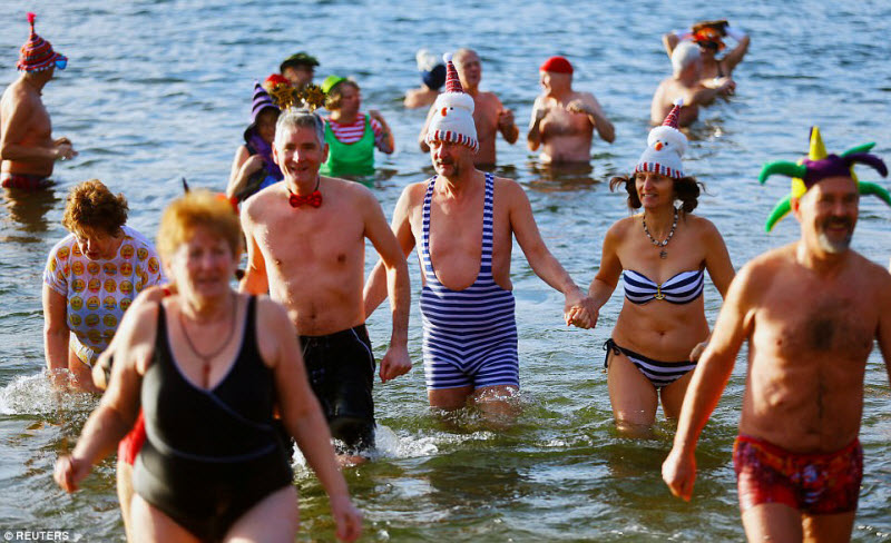Новогодние купания в разных странах мира