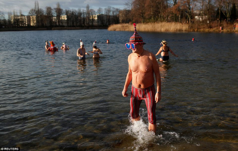 Новогодние купания в разных странах мира