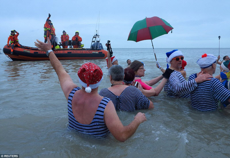 Новогодние купания в разных странах мира