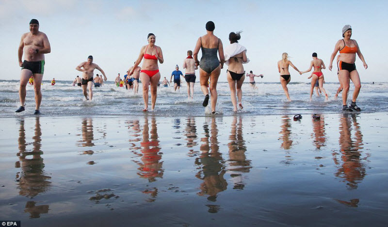 Новогодние купания в разных странах мира