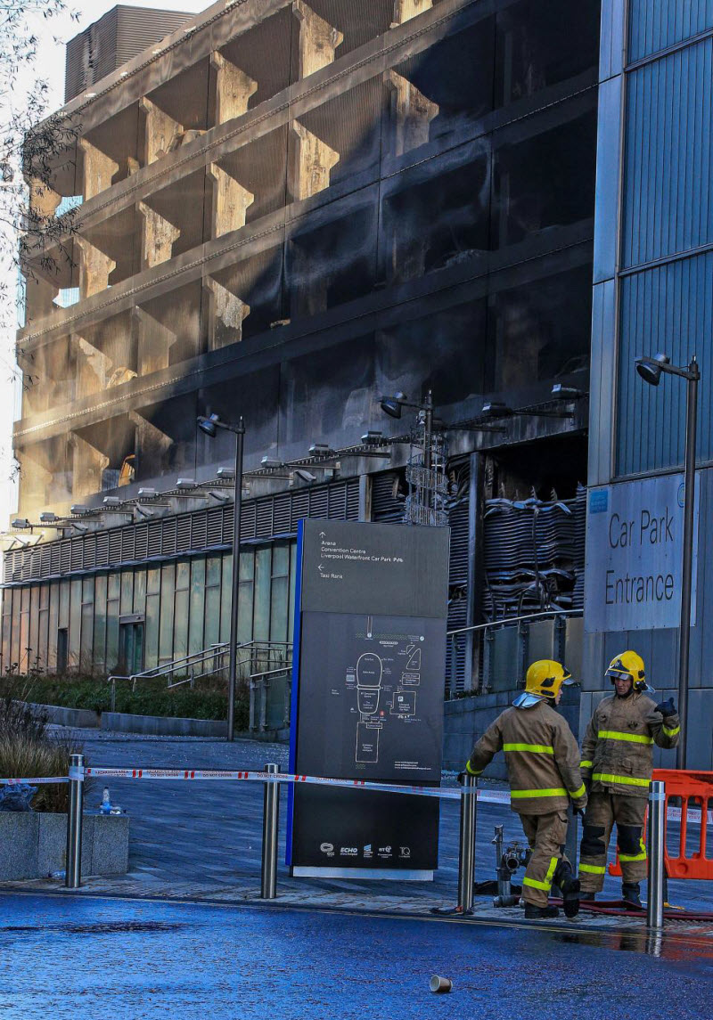 До 1600 автомобилей сожжены до тла на многоэтажной парковке в Ливерпуле