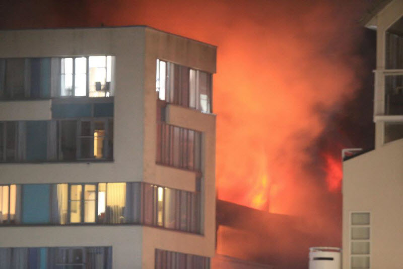 До 1600 автомобилей сожжены до тла на многоэтажной парковке в Ливерпуле