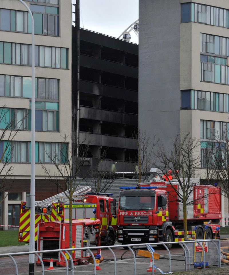 До 1600 автомобилей сожжены до тла на многоэтажной парковке в Ливерпуле