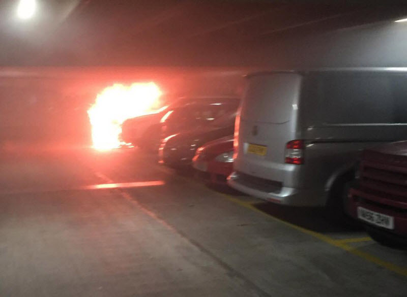 До 1600 автомобилей сожжены до тла на многоэтажной парковке в Ливерпуле