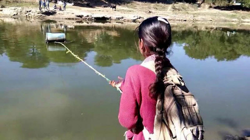 Индийские школьники вынуждены пересекать реку на пластиковых бочках