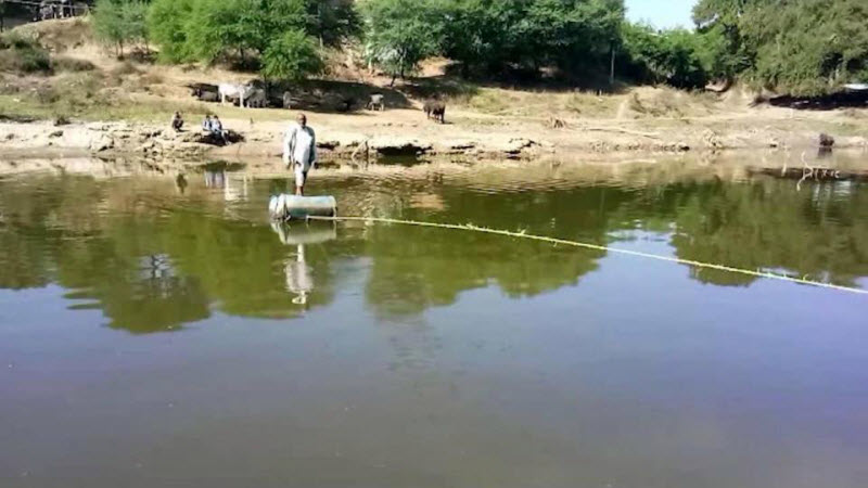 Индийские школьники вынуждены пересекать реку на пластиковых бочках