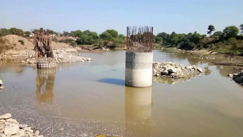 Индийские школьники вынуждены пересекать реку на пластиковых бочках