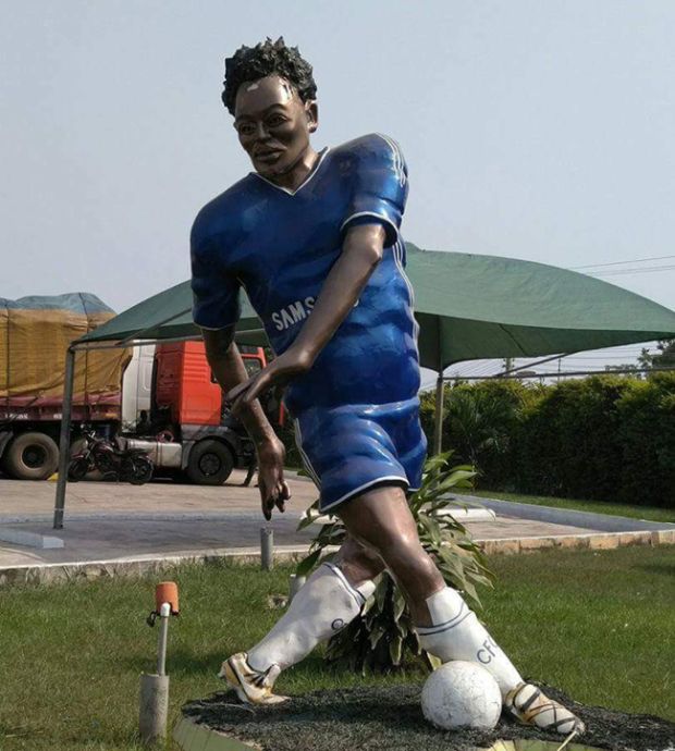 Худшей вещью 2018-го года назвали статую ганского футболиста Майкла Эссьена